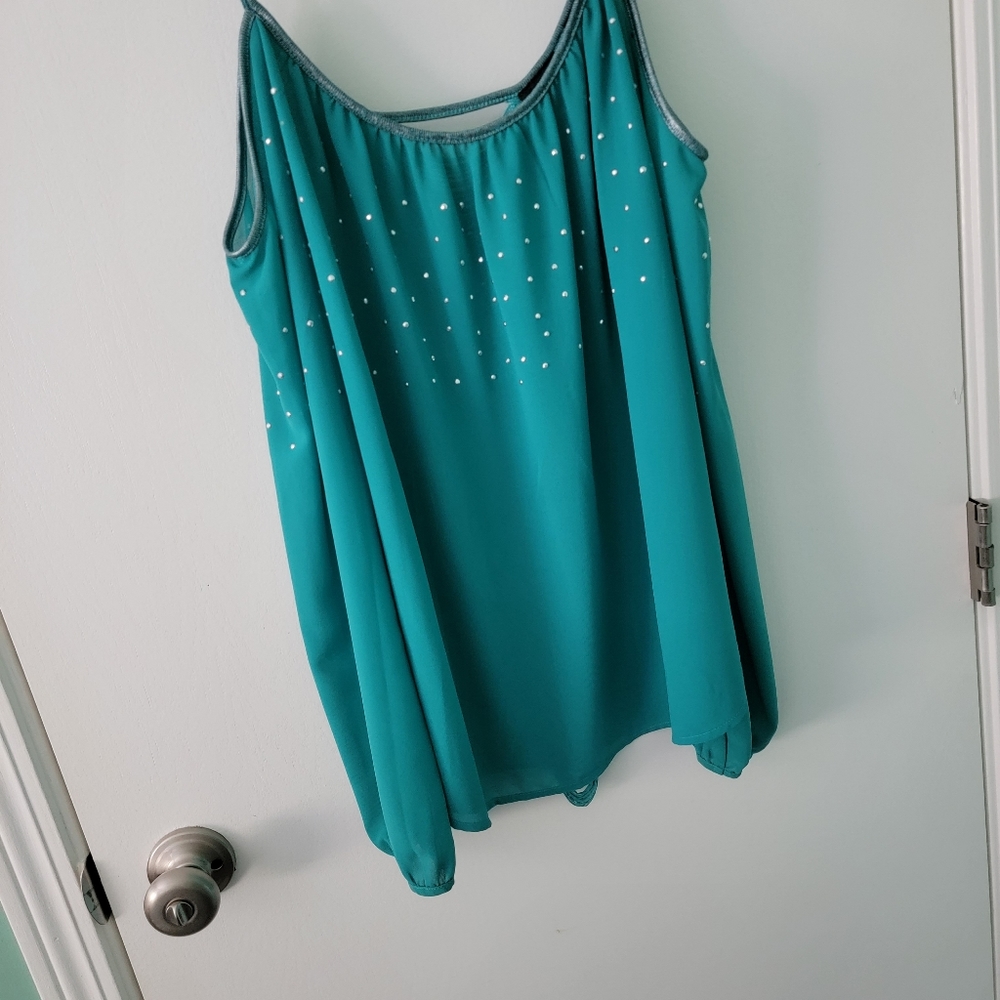 Tops - Picture 3 of 5